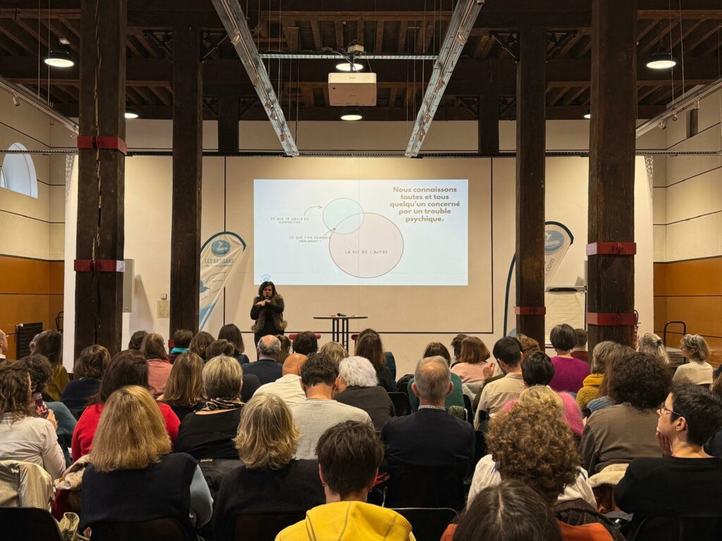 Catherine Testa en conférence devant une salle pleine de salariés
